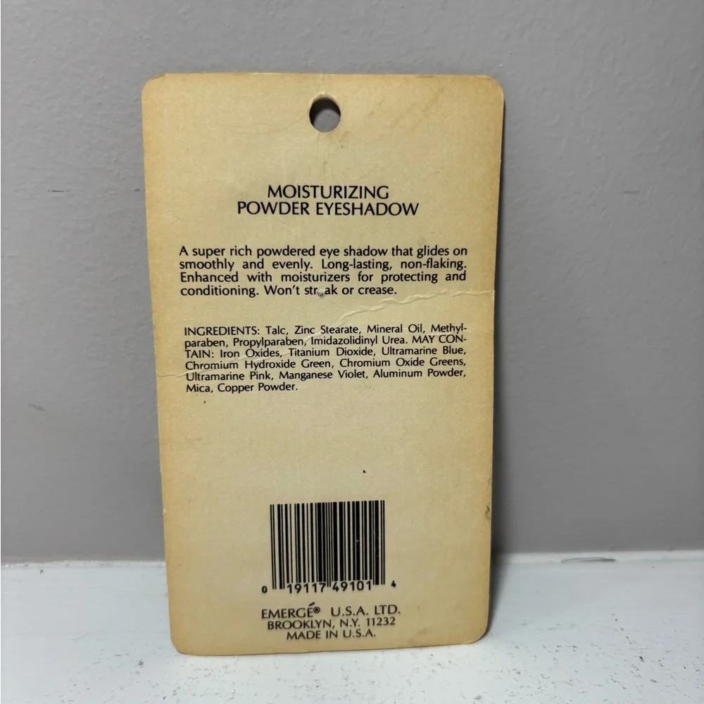 Emerge Black Velvet Moisturizing Powder Eyeshadow Talc